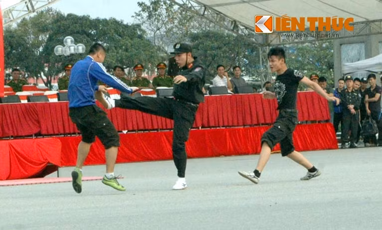 Chiến sĩ cơ động dũng mãnh chống lại 2 kẻ gây rối có vũ khí.