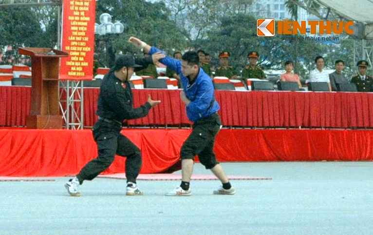 Tình huống giả định được đặt ra là, một số đối tượng có hành vi gây rối tại khu vực tổ chức IPU, các chiến sĩ cơ động nhanh chóng chấn áp, khống chế đối tượng nguy hiểm.