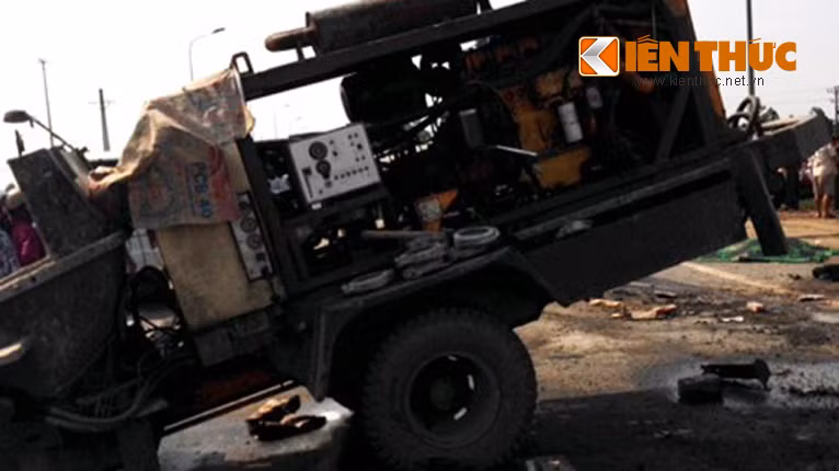 Bồn trộn “rụng” giữa đường khiến người đi đường hoảng hốt né tránh.