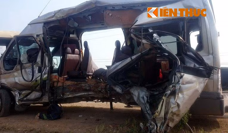 Đúng lúc đó, một chiếc xe khách loại 29 chỗ mang BKS: 21B- 00263 chạy hướng Hà Nội - Sơn Tây và một chiếc xe khách loại 16 chỗ mang BKS: 29B- 110.00 chạy hướng ngược lại. Hai lái xe đã cùng bẻ lái tránh về cùng một hướng, khiến hai xe khách đâm vào nhau rồi cùng lao xuống ruộng. Trong ảnh, xe khách 16 chỗ bị biến dạng khủng khiếp.