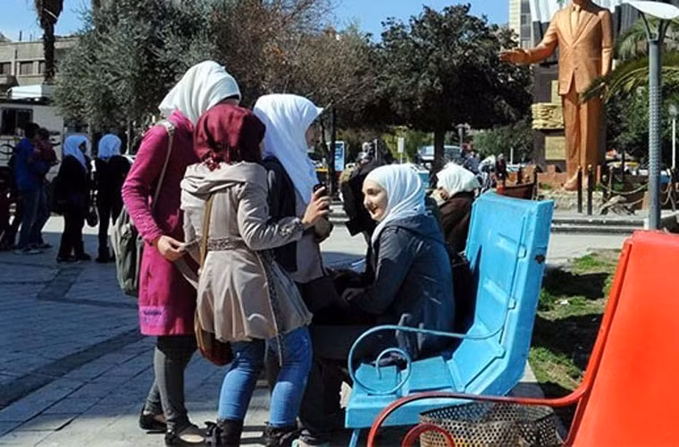 Các cô gái Syria cười đùa trong lúc trò chuyện ở quảng trường trung tâm Damascus.