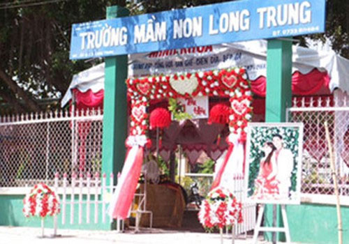 Lễ cưới được tổ chức tại trường mầm non Long Trung. Ảnh: Công An TP HCM.
