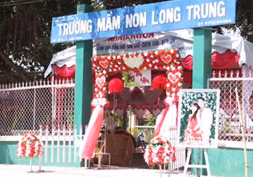 Lễ cưới được tổ chức tại trường mầm non Long Trung. Ảnh: Công An TP HCM.