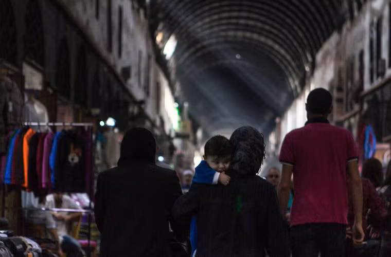 Nửa tháng sau khi Nga chính thức khởi động chiến dịch không kích IS ở Syria, phóng viên Nga đã phỏng vấn các cư dân ở Damascus. Nhiều người họ kể rằng, từ lâu họ không còn nhớ hòa bình là gì nữa.