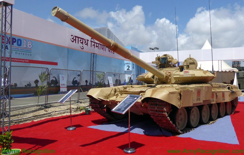 Xe tăng chiến đấu chủ lực T-90.