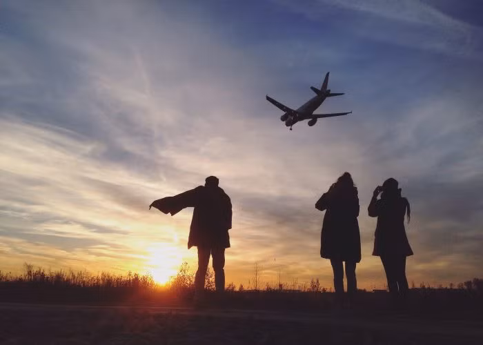 Tốt nhất, hãy kiểm tra giá vé tại một vài site khác nhau cũng như thông tin từ nhân viên của hãng hàng không.