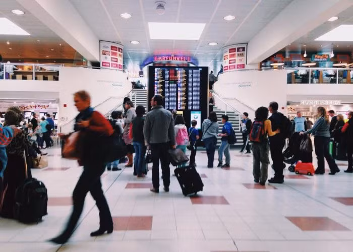 Để đặt giá rẻ, nhiều người có thói quen đặt vé sớm. Tuy nhiên, đặt vé quá sớm đôi khi cũng có tác dụng ngược lại. Lý do là các hãng hàng không thường giảm giá một số chỗ ngồi trước khi khởi hành. Do đó, đặt vé quá sớm lại vô tình khiến bạn bỏ lỡ cơ hội mua vé giá rẻ.