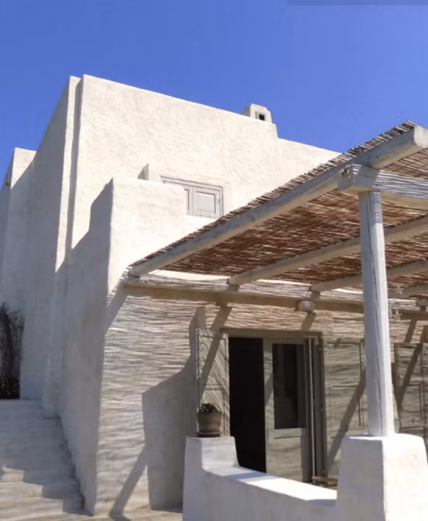 Phía trước ngôi nhà được trang trí khá cẩn thận.