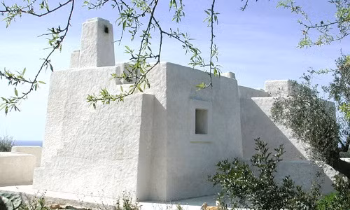 Can canh ngoi nha bang tro ky la o Italia