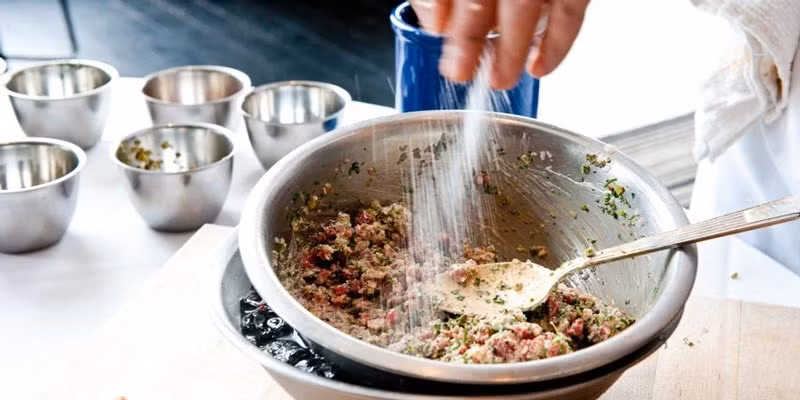 Tổ chức Y tế thế giới khuyến cáo mỗi người trưởng thành không nên ăn quá 5 gam muối mỗi ngày. Tuy nhiên, tại Việt Nam, theo điều tra năm 2015, mức tiêu thụ muối trung bình/người/ngày là 9,4 gam (nam 10,5g và nữ 8,3g). Vì thế, cách tốt nhất để giảm muối trong chế độ ăn.