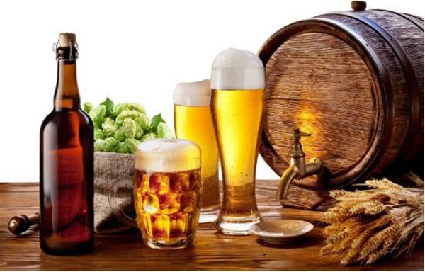 Rượu cũng chứa nhiều purin. Cùng với các hợp chất khác, rượu đi vào cơ thể rất hại thận. Để bảo vệ bản thân khỏi bệnh gút, tốt nhất nên hạn chế tối đa lượng rượu uống vào. (Ảnh: Sohu)