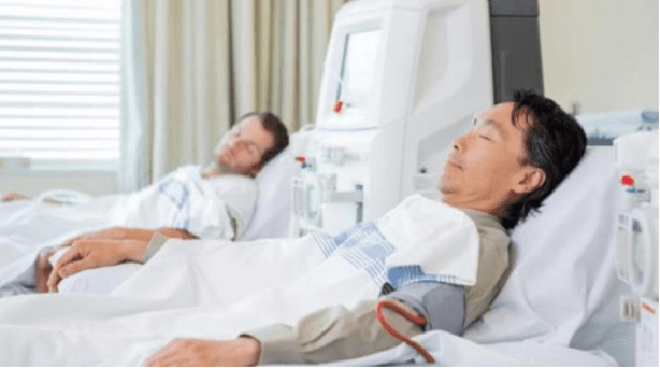 Hôm đó, anh đang họp thì đột nhiên đầu gối đau nhức đến mức không thể đứng vững. Nhìn Li co quắp ôm đầu gối, đồng nghiệp vội gọi cấp cứu, đưa anh đến viện gần nhất. Kết quả xét nghiệm cho thấy, chỉ số axit uric của Li lên tới 960, một số tinh thể axit uric lắng đọng trong khớp, gây suy giảm chức năng thận. Kết quả chẩn đoán cuối cùng là suy thận. (Ảnh: Sohu)