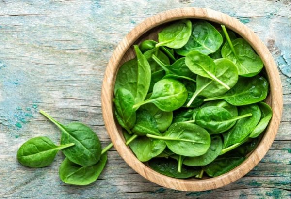 Được biết, Li thường hay ăn hải sản. Bên cạnh đó, anh còn đặc biệt ưa thích rau bina (rau chân vịt). Đáng lưu ý, loại rau này chứa lượng purin rất cao. Khi đi vào cơ thể, chúng được hấp thụ, tạo ra axit uric. Lượng lớn axit uric gây hại cơ thể. (Ảnh: Shutterstock)