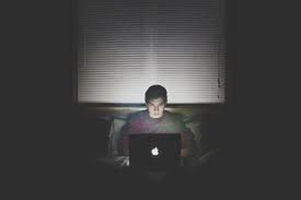 Ngoài việc uống rượu bia, ăn hải sản tiếp khách, Li còn thức khuya để làm việc. Thời gian gần đây, anh cảm thấy cơ thể mệt mỏi, lưng đau nhức, ăn không ngon miệng. Nghĩ bản thân làm việc quá độ dẫn đến sức khỏe suy kiệt nên Li không bận tâm nhiều. (Ảnh: Medicaldaily)