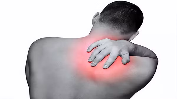 2. Đau lưng không rõ nguyên nhân. Tương tự đau chân, đau lưng cũng rất phổ biến. Các vị trí như cột sống cổ, xương sườn, cơ có vấn đề đều có thể gây đau lưng. Lưng cũng là bộ phận dễ bị tổn thương, chỉ cần bạn vận động mạnh đột ngột, tư thế ngủ không hợp lý cũng có thể gây đau. Điểm chung của tình trạng đau lưng này là hết dần theo thời gian hoặc sử dụng thuốc điều trị. (Ảnh: Toutiao)