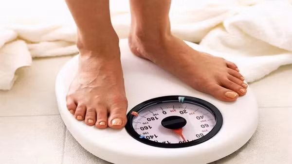 5. Giảm cân đột ngột trong thời gian ngắn. Áp dụng chế độ ăn kiêng, tập luyện cường độ cao có thể khiến bạn gầy đi nhanh chóng. Vậy nhưng, nếu giảm cân đột ngột không rõ nguyên nhân thì cần cảnh giác, rất có thể bạn đang đối diện với ung thư. (Ảnh: Toutiao)