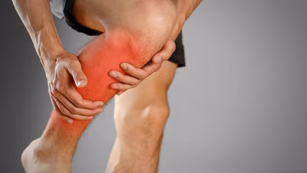 Tiểu Hồ (32 tuổi, ở Trung Quốc) thường cảm thấy đau chân. Nghĩ bản thân bị căng cơ vì hoạt động quá sức nên anh không quan tâm nhiều. Gần đây, tình trạng ngày càng chuyển biến xấu nên Tiểu Hồ dùng thuốc thúc đẩy tuần hoàn máu và giảm đau. Dù vậy, tình hình sức khỏe không tốt lên mà còn trầm trọng hơn. Khám ở viện, anh bàng hoàng nhận kết quả mắc ung thư xương. (Ảnh: Toutiao)