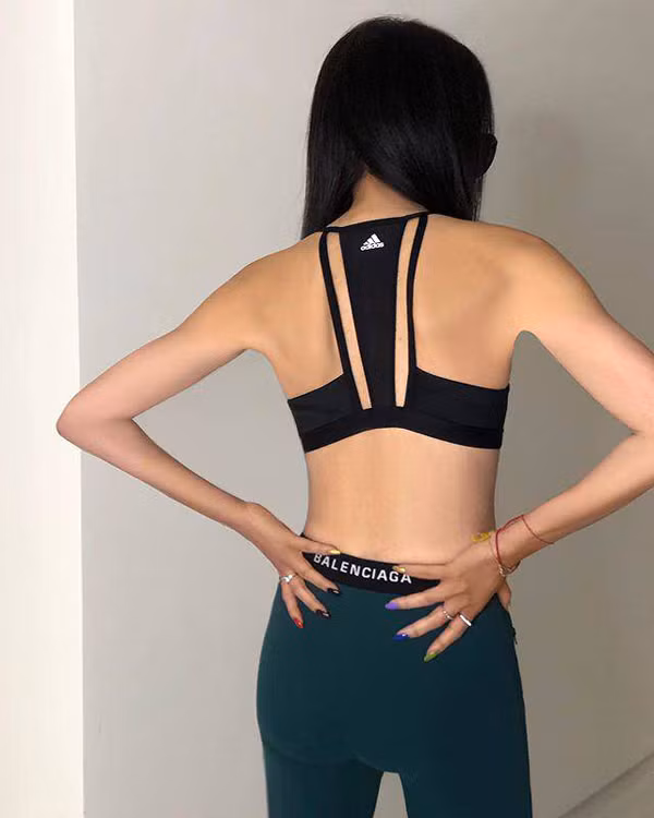 Để có được vẻ ngoài trẻ trung, “ phù thủy váy cưới” tuân thủ nguyên tắc ngủ đủ giấc, tránh ánh nắng mặt trời và tập thể dục hàng ngày. Ngoài ra, nhà thiết kế còn áp dụng một số mẹo nhỏ để chăm sóc cơ thể từ trong lẫn vẻ ngoài.