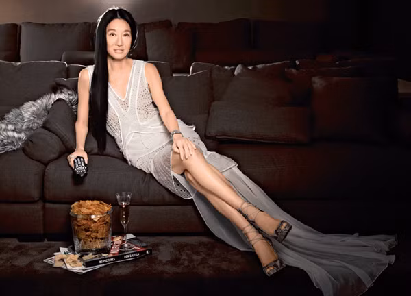 Ưu ái cơ thể bằng món ăn mình thích. Sở hữu vóc dáng thon gọn tuổi xế chiều, nhiều người nghĩ Vera Wang theo đuổi chế độ ăn kiêng nghiêm ngặt. Thực tế, bà không hề “ngược đãi” cơ thể. Nhà bếp của bà luôn có 2 chiếc tủ lạnh. Một tủ đựng nước ngọt, kem và tủ còn lại chứa thực phẩm tốt cho sức khỏe.