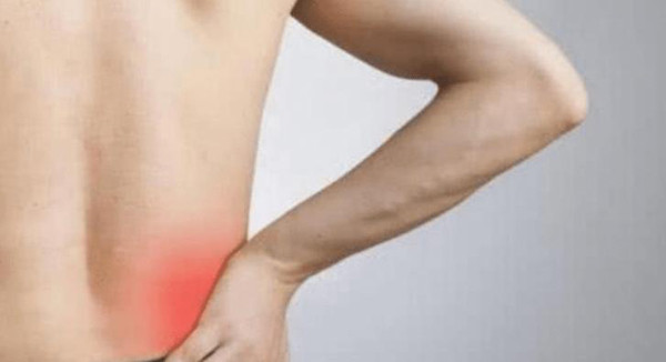 2. Đau thắt lưng. Đau thắt lưng được chia thành ba loại là đau cấu trúc liên quan đến xương, cơ và dây thần kinh; đau liên quan đến viêm, bệnh tật, chẳng hạn như viêm cột sống dính khớp, viêm khớp vảy nến,... và đau nội tạng, bao gồm những vấn đề về thận. (Ảnh: Aboluowang)