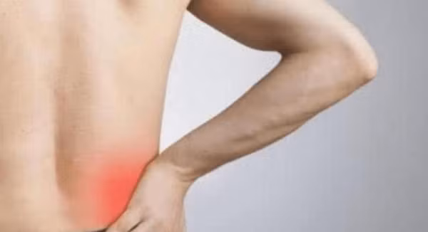2. Đau thắt lưng. Đau thắt lưng được chia thành ba loại là đau cấu trúc liên quan đến xương, cơ và dây thần kinh; đau liên quan đến viêm, bệnh tật, chẳng hạn như viêm cột sống dính khớp, viêm khớp vảy nến,... và đau nội tạng, bao gồm những vấn đề về thận. (Ảnh: Aboluowang)