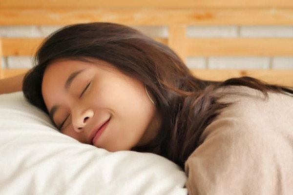 Duy trì thói quen sinh hoạt điều độ, đảm bảo chất lượng giấc ngủ cũng có ý nghĩa trong việc dưỡng khí, bổ huyết, sinh tinh, bổ thận. Tránh thức khuya, làm việc quá độ, thiếu ngủ... bởi những thói quen này không có lợi cho sức khỏe thận. (Ảnh: Hellodoktor)