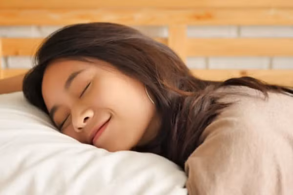 Duy trì thói quen sinh hoạt điều độ, đảm bảo chất lượng giấc ngủ cũng có ý nghĩa trong việc dưỡng khí, bổ huyết, sinh tinh, bổ thận. Tránh thức khuya, làm việc quá độ, thiếu ngủ... bởi những thói quen này không có lợi cho sức khỏe thận. (Ảnh: Hellodoktor)