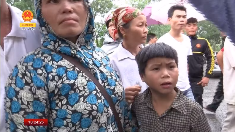 Ánh mắt đợi chờ của một cháu nhỏ đi đón bố trở về. Ảnh chụp từ Truyền hình Quốc Hội.