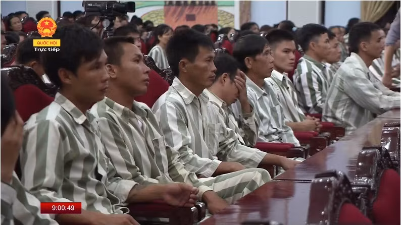 Các phạm nhân hồi hộp nghe quyết định đặc xá tại trại giam Phú Sơn, Thái Nguyên.