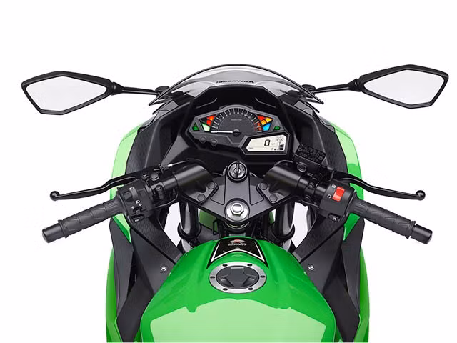 Được phát triển dựa trên mẫu Ninja 250R 2013, Kawasaki Ninja 300 có kích thước tổng thể lần lượt là 2.015 x 715 x 1.100 mm (Dài x Rộng x Cao). Cùng với đó, chiều cao yên chỉ 785mm cùng trọng lượng 174kg là một điểm cộng rất lớn vì nó phù hợp với thể trạng và vóc dáng đa số người Việt Nam. Kawasaki Ninja 300 có giá 196 triệu đồng.