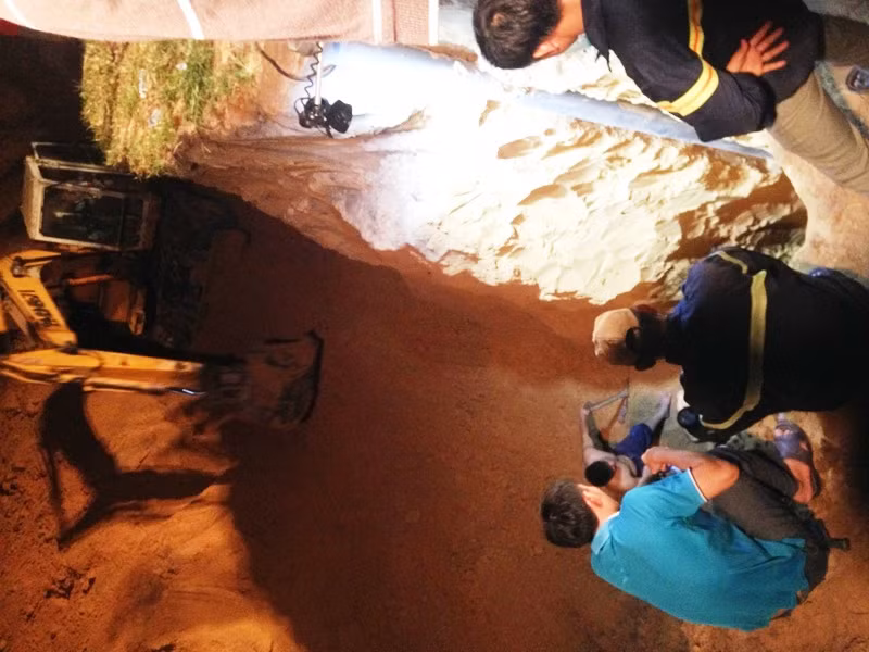 Hang tram canh sat dang giai cuu be 7 tuoi roi xuong ho sau-Hinh-2