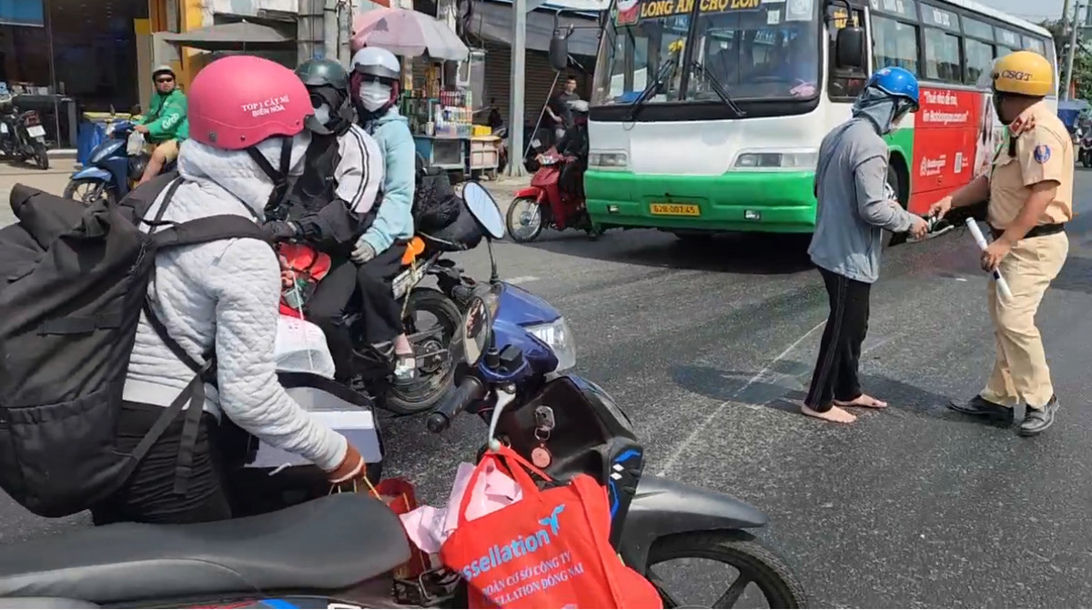 Khoảng 10h sáng cùng ngày, ngay giao lộ quốc lộ 1 - Bùi Thanh Khiết (xã Tân Quý Tây, huyện Bình Chánh, TP HCM) một phương tiện (chưa rõ loại xe nào vì đã rời khỏi hiện trường) làm đổ dầu loang khắp mặt đường. Sự cố khiến hàng loạt xe máy té ngã do trơn trượt, nhiều người bị sây sát...
