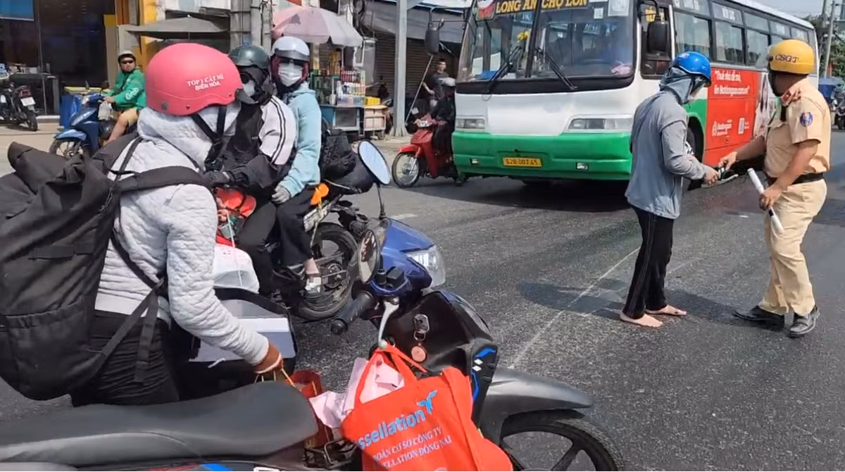 Khoảng 10h sáng cùng ngày, ngay giao lộ quốc lộ 1 - Bùi Thanh Khiết (xã Tân Quý Tây, huyện Bình Chánh, TP HCM) một phương tiện (chưa rõ loại xe nào vì đã rời khỏi hiện trường) làm đổ dầu loang khắp mặt đường. Sự cố khiến hàng loạt xe máy té ngã do trơn trượt, nhiều người bị sây sát...