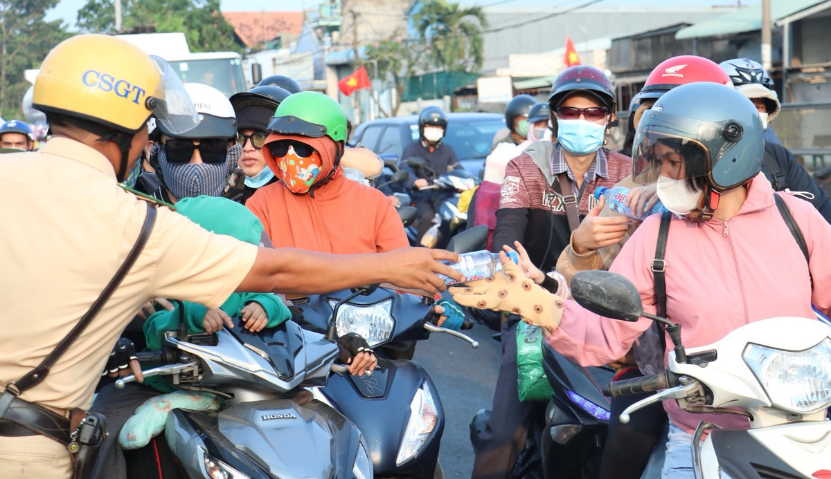 Người dân được hướng dẫn lưu thông đảm bảo an toàn để trở về quê đón Tết cổ truyền cùng người thân.