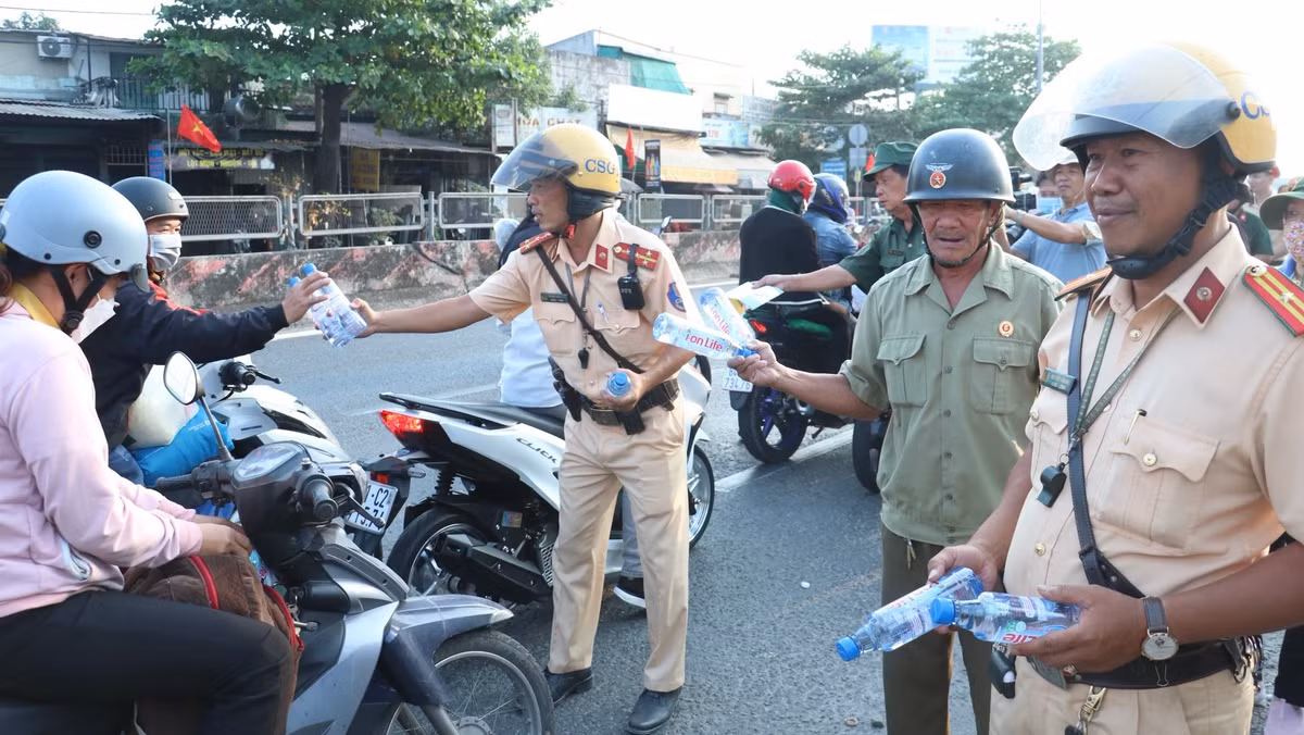 Lực lượng CSGT Trạm Tân Túc cũng tiếp tục duy trì việc phát nước suối, thực phẩm... tiếp sức người dân về quê đón Tết.