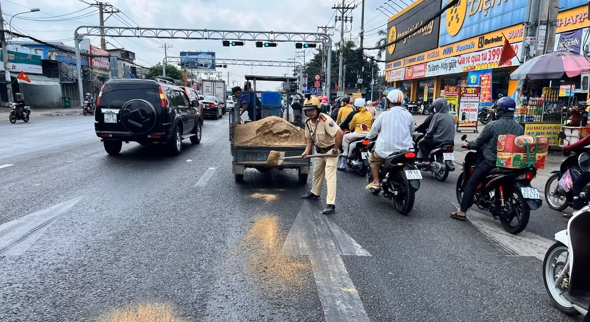 Đồng thời các cán bộ, chiến sĩ CSGT đã huy động phương tiện, cát... để tiến hành khắc phục sự cố, đảm bảo an toàn cho người dân về quê các tỉnh Miền Tây đón Tết mỗi lúc một đông.