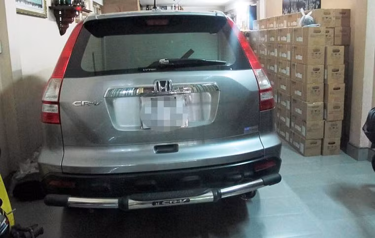 Công an cũng thu giữ hơn 10 tỷ đồng tiền mặt, cùng hàng chục trang thiết bị, máy móc, hóa chất dùng trong việc sản xuất ma túy và nhiều tang vật liên quan khác.