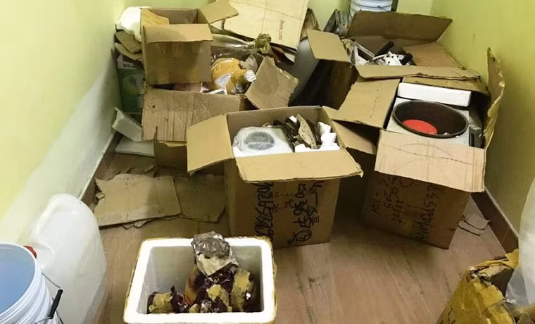 Công an quận Bình Thạnh thông tin: Đường dây ma túy do Hiếu cầm đầu được tổ chức chặt chẽ, khép kín từ khâu mua nguyên liệu, sản xuất, vận chuyển, mua bán với những thủ đoạn đặc biệt tinh vi. Chúng sử dụng hệ thống công nghệ, máy móc hiện đại khiến cơ quan chức năng khó phát hiện.