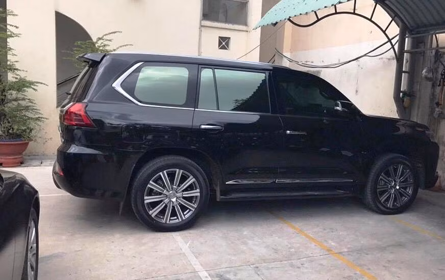 Trần Ngọc Hiếu tên thật là Văn Kính Dương, từng có tiền án 6 năm tù về tội tàng trữ trái phép chất ma túy (năm 2008) tại tỉnh Thanh Hóa. Tuy nhiên, trong lúc thụ án, Dương (Hiếu) đã trốn trại và bị phát lệnh truy nã.