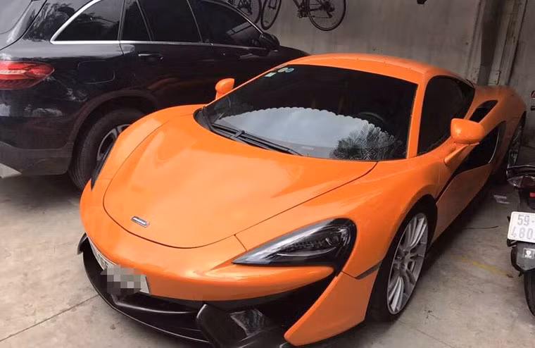 Ngoài ra, Công an còn thu giữ 7 ô tô đắt tiền của Hiếu và đồng bọn sử dụng trong việc hoạt động sản xuất, mua bán, vận chuyển chất ma túy. Trong đó, có nhiều siêu xe trị giá nhiều tỷ đồng.