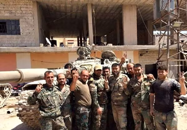 Nhóm lính Syria chiến đấu ở quận này chụp hình tập thể.