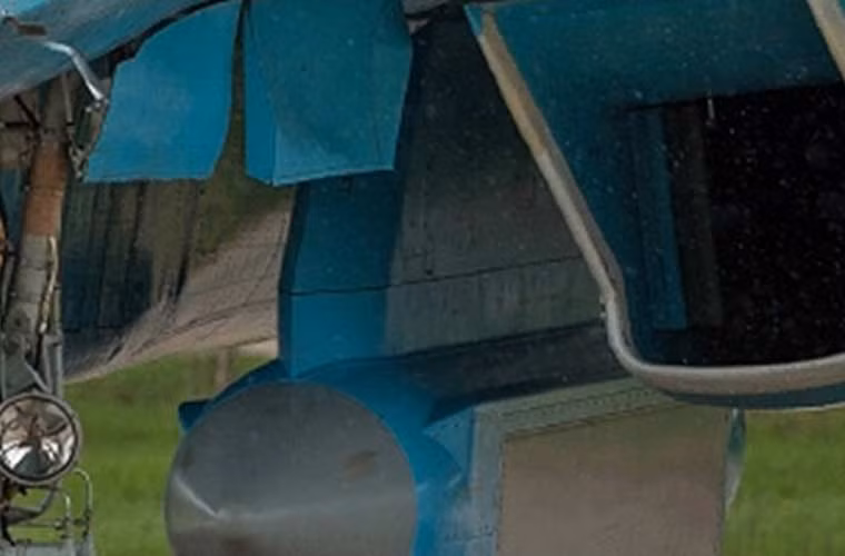 Mặc dù vậy, theo một số bình luận của dân mạng thì đó có lẽ là pod trinh sát, gây nhiễu điện tử hoặc chỉ thị mục tiêu cho tên lửa, bom (dẫn đường hồng ngoại, laser, TV) đang được phát triển cho Su-34.