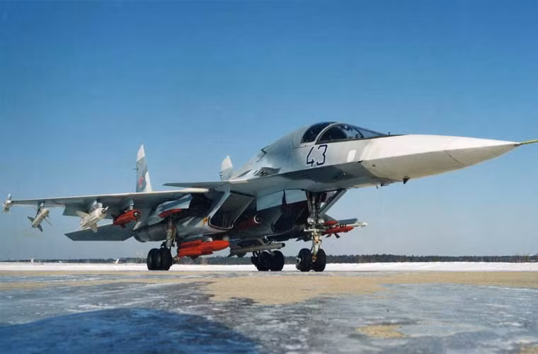 Sở dĩ Su-34 được mệnh danh là "xe tăng bay" một phần vì kho vũ khí khổng lồ mà nó có thể mang lên tới 8 tấn gồm các loại tên lửa không đối đất tầm gần đến tầm xa (gồm cả loại chống radar), tên lửa đối hải, bom dẫn đường và bom thông thường...