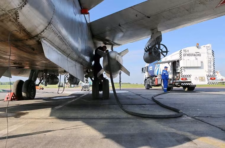 Lượng nhiên liệu mà Su-24 mang được là hơn 11 tấn, cho tầm bay khoảng 2.700km nếu là tuần tiễu, hoặc bán kính chiến đấu 600-700km nếu mang vũ khí.