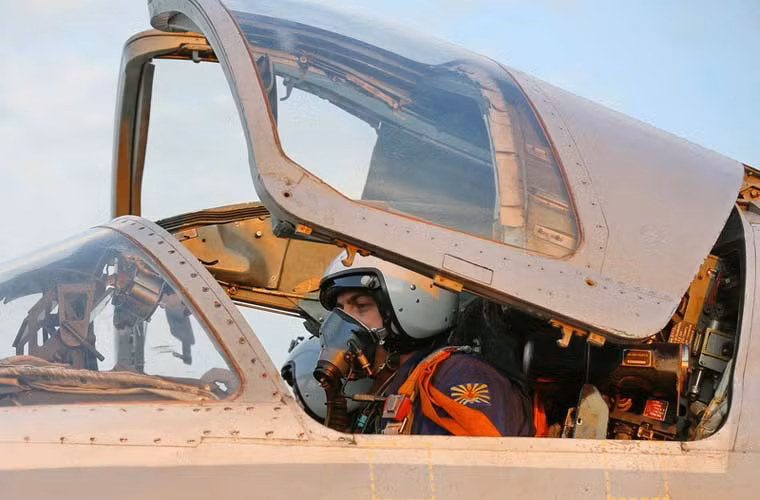 Nắp kính buồng lái gập lại chuẩn bị cho chuyến bay tập trận.
