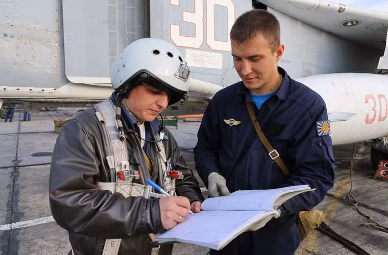 Kí xác nhận bàn giao máy bay giữa phi công và đội kĩ thuật.