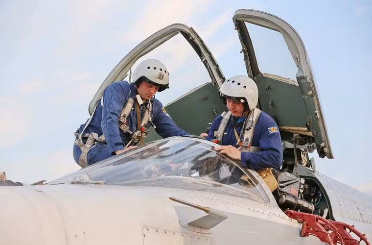 Hai phi công Su-24 lên buồng lái.