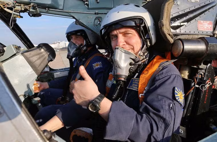 Su-24 được thiết kế buồng lái với hai ghế ngồi phi công song song thay vì một trước, một sau. Thiết kế này tồn tại trên máy bay cường kích Su-34 thế hệ mới.