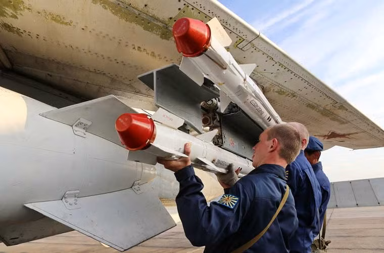 Dù là máy bay tấn công mặt đất nhưng Su-24 vẫn được thiết kế để mang tên lửa không đối không nhằm chống lại các mục tiêu trên không khi cần.