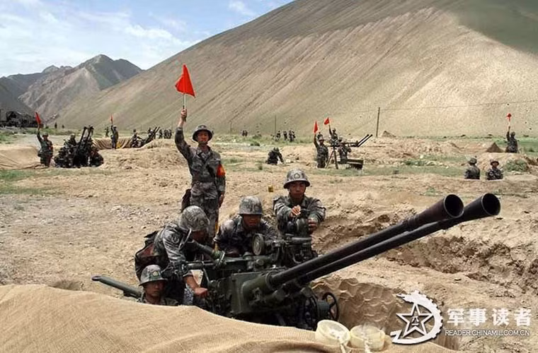 Trong ảnh, các khẩu pháo phòng không Type 74 37mm hai nòng của Trung Quốc trong một cuộc tập trận bắn đạn thật.